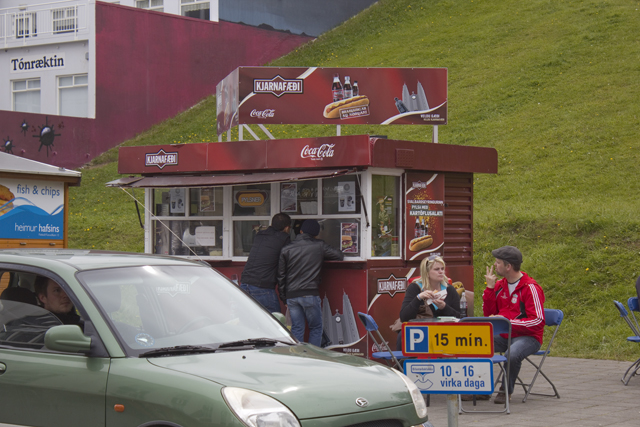 2011-07-01_15-22-23 island.jpg - Hot Dogs in Akureyri